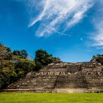 Ruinas mayas en una costa cerca de Guatemala