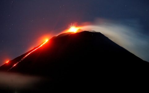 volcan en erupción