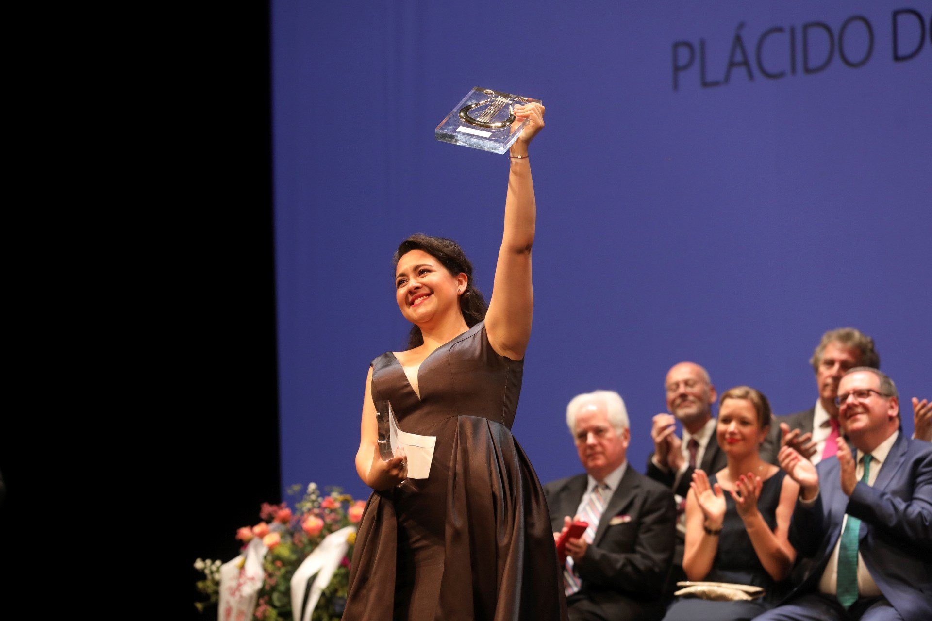 Adriana Gonzalez levantando un premio