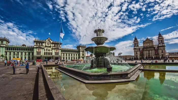 plaza mayor de la constitución de Guatemala