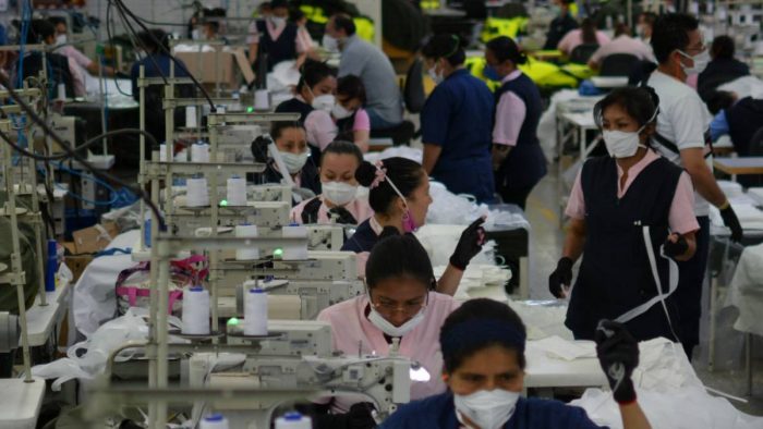 trabajadoras con cubrebocas