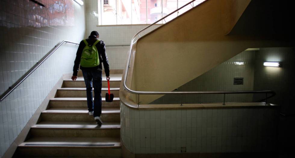 estudiante subiendo escaleras en escuela