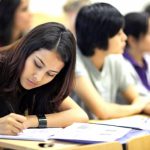 estudiantes haciendo examen en clase
