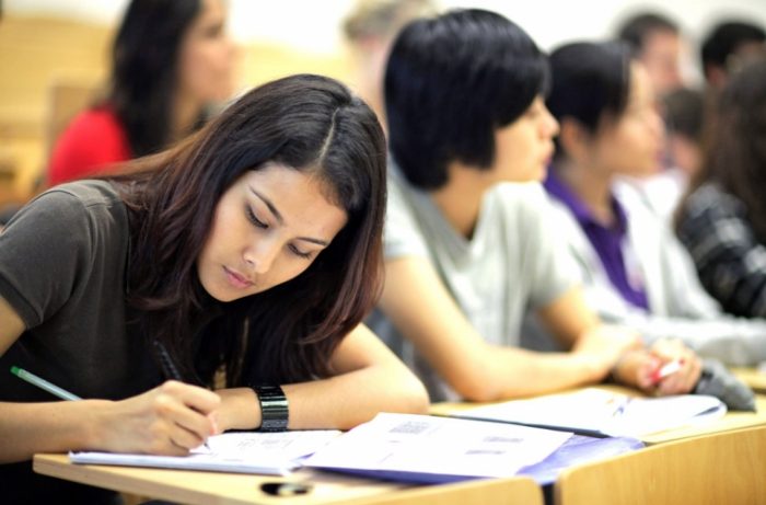 estudiantes haciendo examen en clase