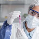 mujer científica en laboratorio