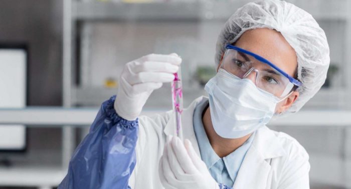 mujer científica en laboratorio