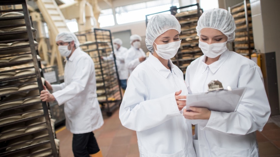Mujeres trabajando en la industria alimentaria