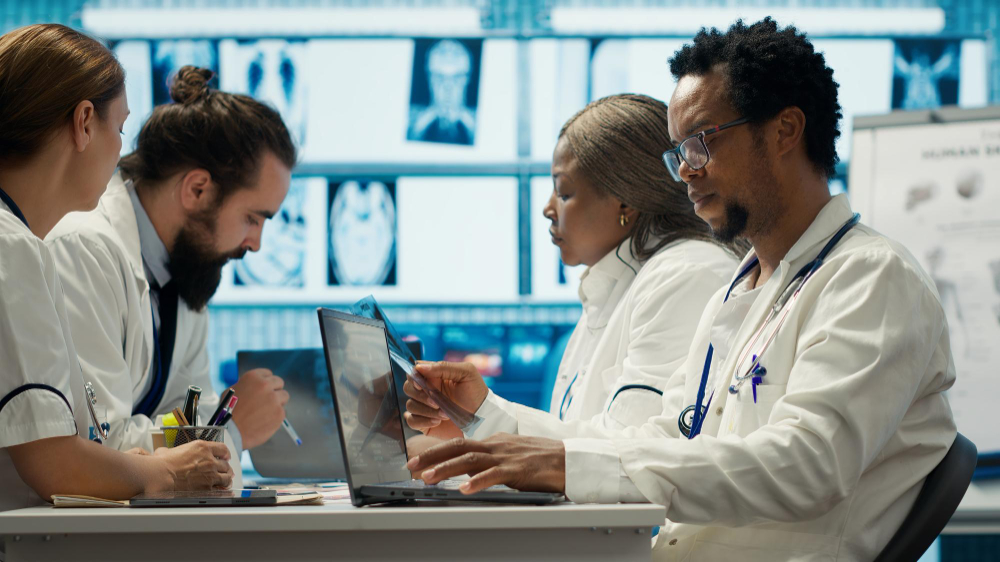 Un equipo de investigadores trabajando en un proyecto de salud digital.