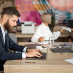 Emprendedor trabajando en oficina moderna
