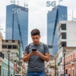 Un joven usando un smartphone