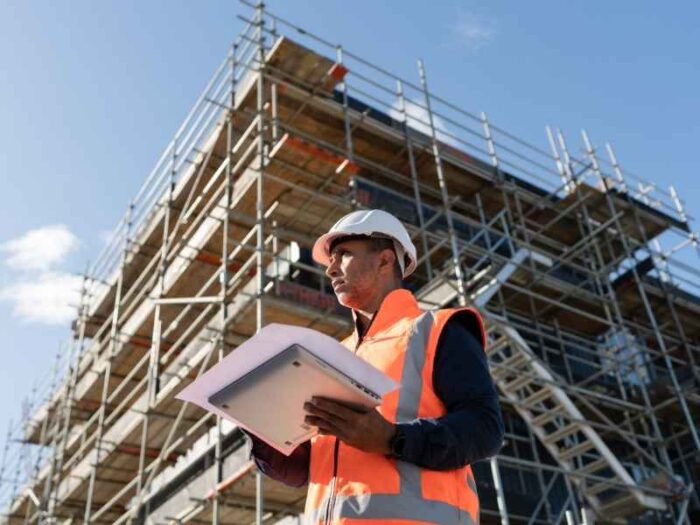 Ingeniero supervisando obra en construcción, símbolo de la infraestructura que acompaña a los grandes desarrollos inmobiliarios.