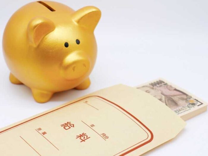 alcancía y sobre de dinero