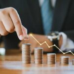 montones de monedas en forma de gráfica simulando inversión