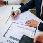 Equipo directivo analizando decisiones empresariales de largo plazo con enfoque de inversión sostenible.