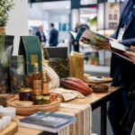 Marca guatemalteca presentada en un entorno internacional de negocios.